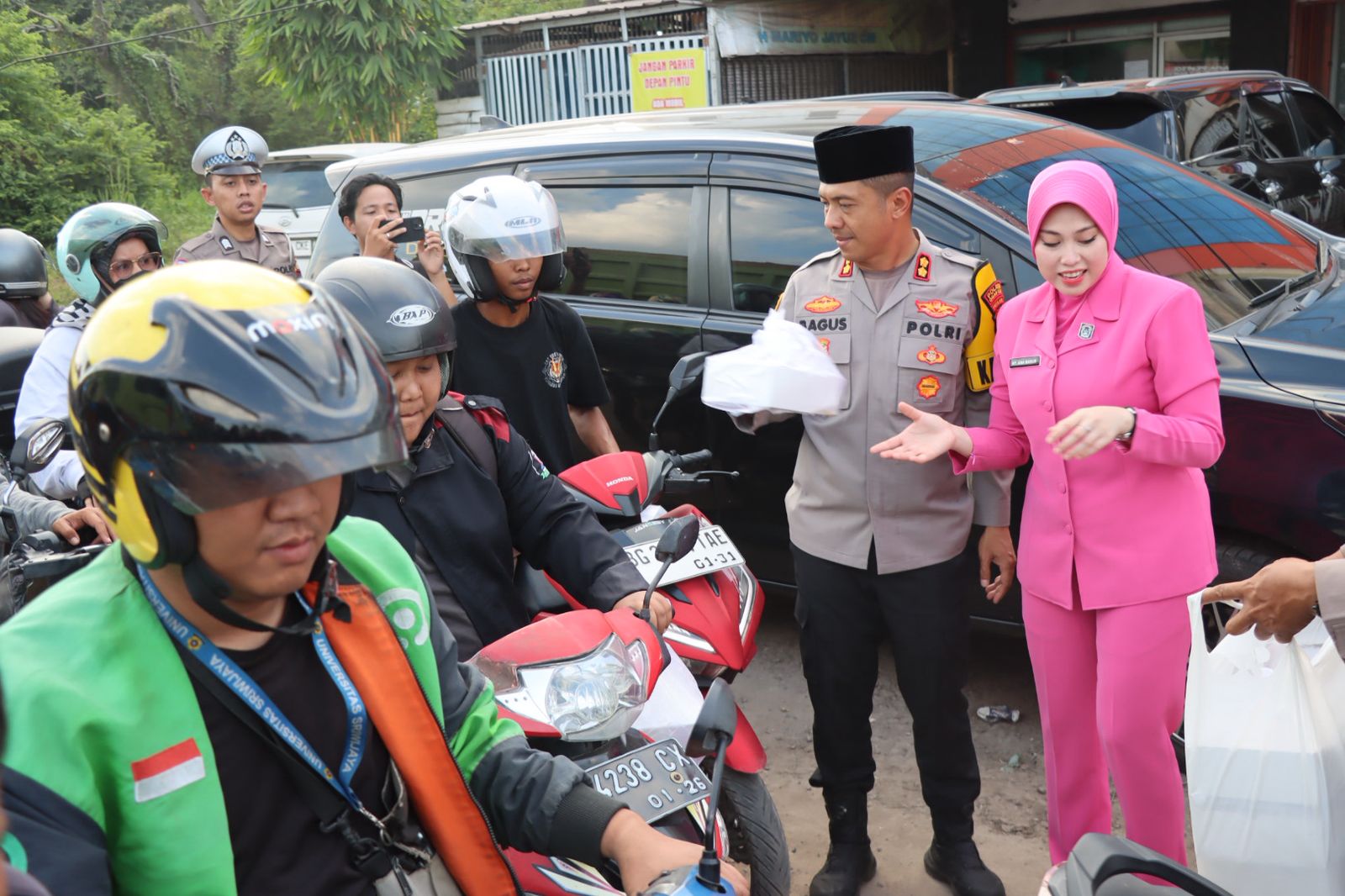 Polres Ogan Ilir Bersama Bhayangkari Bagikan Takjil Ramadan  2026