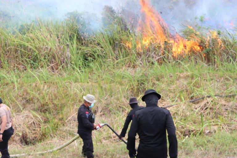 Api Karhutla Masih Terus Berkobar, Wakapolres Ogan Ilir Pimpin Pemadaman.