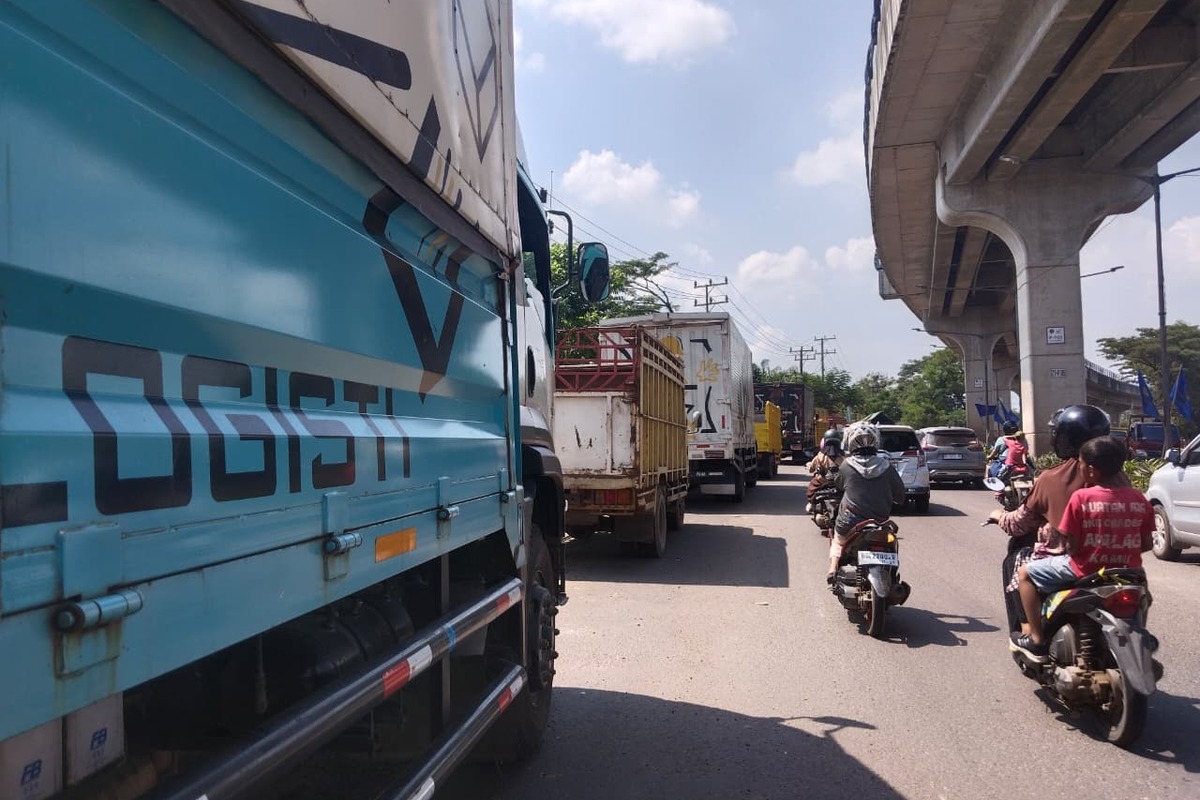 Solar Langka, Antrean Truk di SPBU Palembang Mengular Tiap Hari 