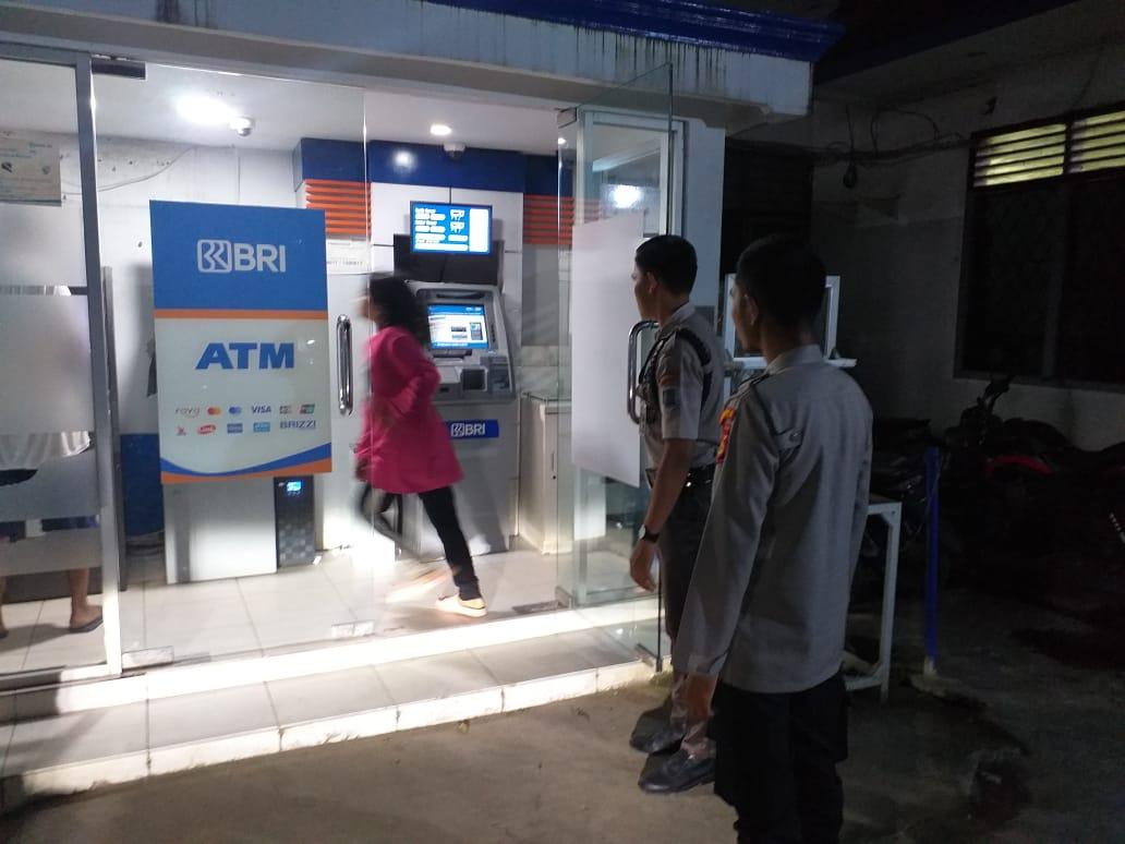 Nasabah  Ke ATM Bank Juga Dikawal dan Diawasi Petugas Polsek Tanjung Raja Laksanakan KRYD