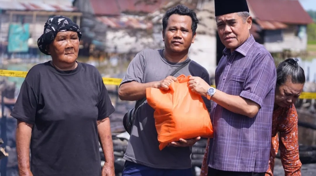 Wabup Ogan Ilir Kunjungi dan Bantu Korban Kebakaran Warga Ibul Besar III
