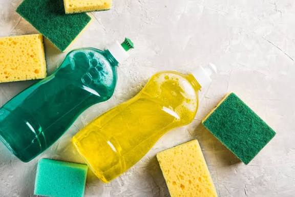 Jangan Sekadar Diberi Air, Ini Trik Hemat Perbanyak Sabun Cuci Piring biar Perabot Tetap Bersih Mengkilat