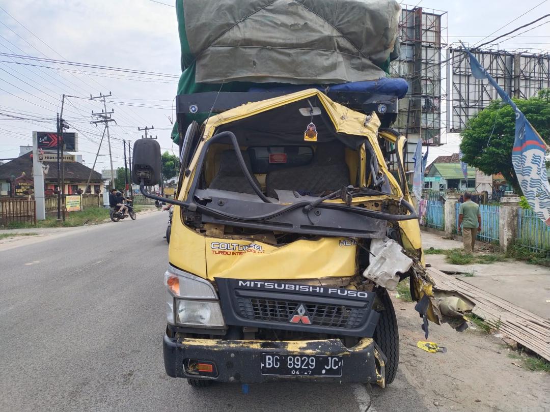 Truk Parkir Ditabrak  Truk, Lalu Nyelonong Tabrak Warung