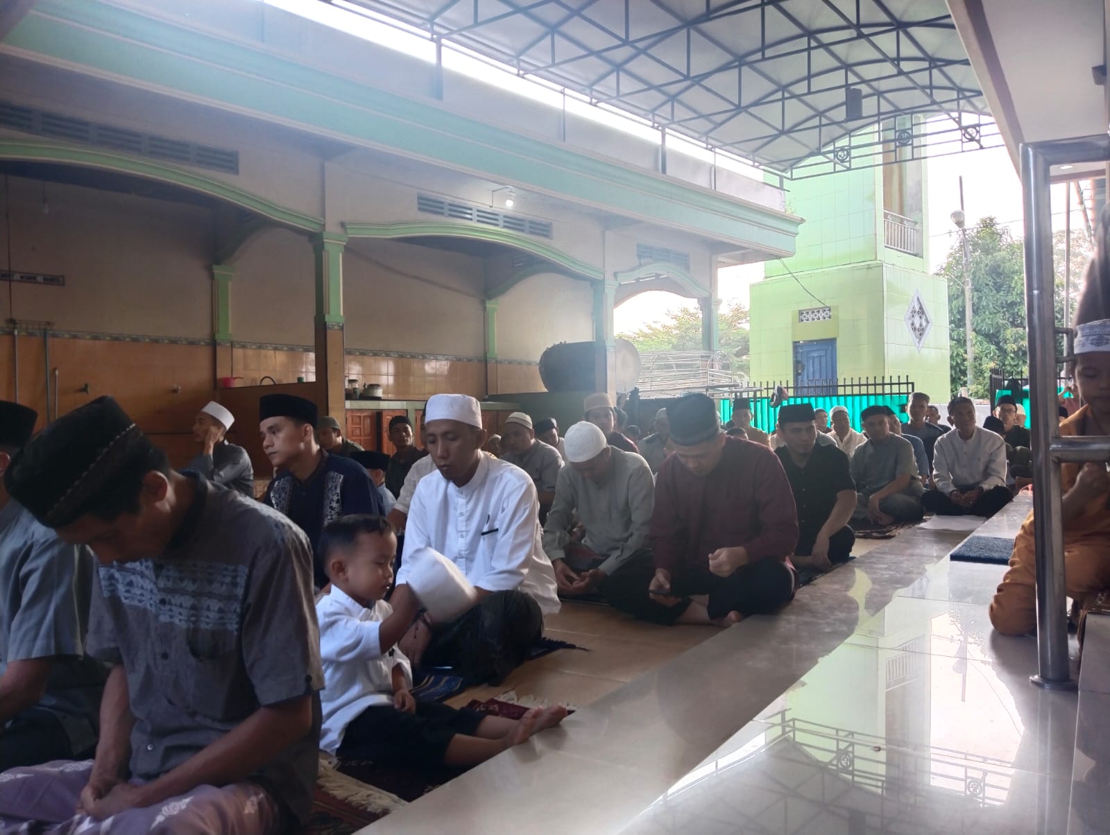 Salat Ied Idulfitri di Sugih Waras, Warga Penuhi Masjid Istiqlal