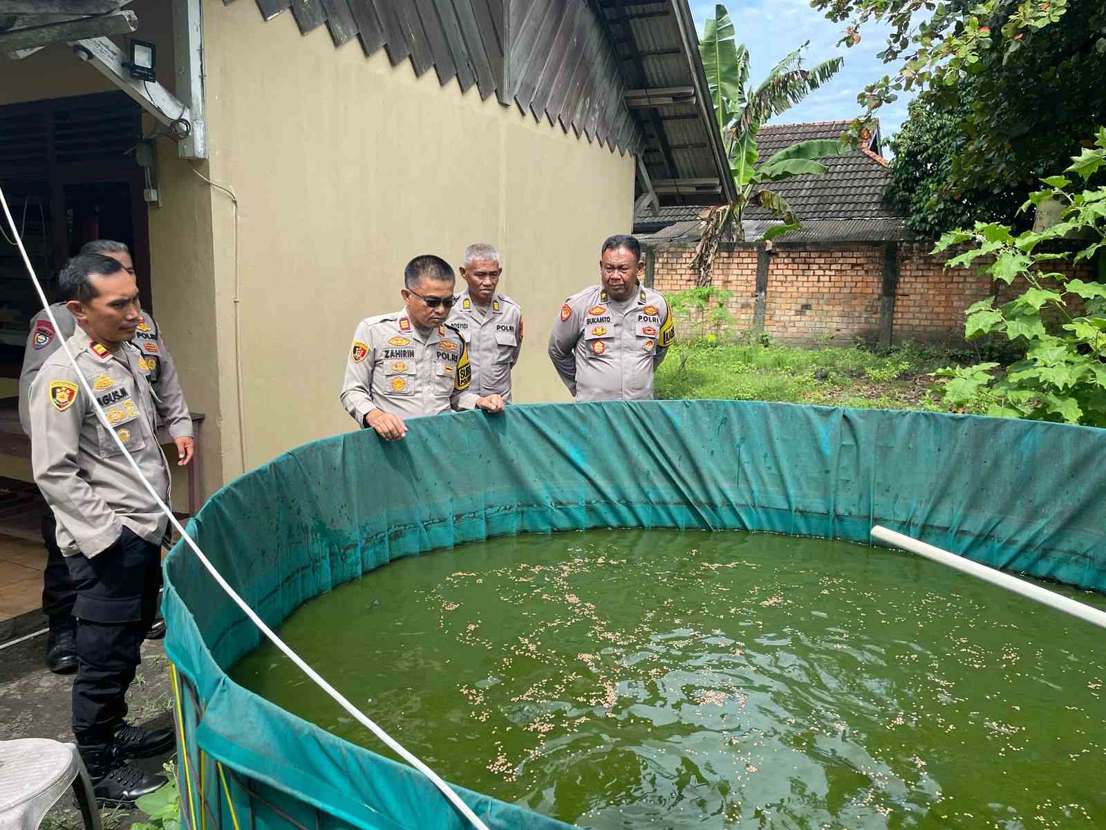 Kabagren Polres Ogan Ilir Cek Perkembangan 2000 Benih  Ikan Program Ketahanan Pangan 