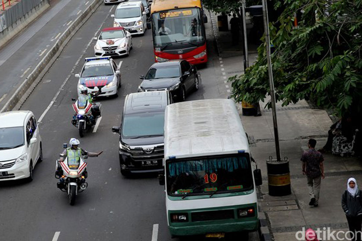 Pejabat Diminta Gunakan Angkutan Umum, Bahlil Setuju, Nusron Wahid Pilih Naik Motor