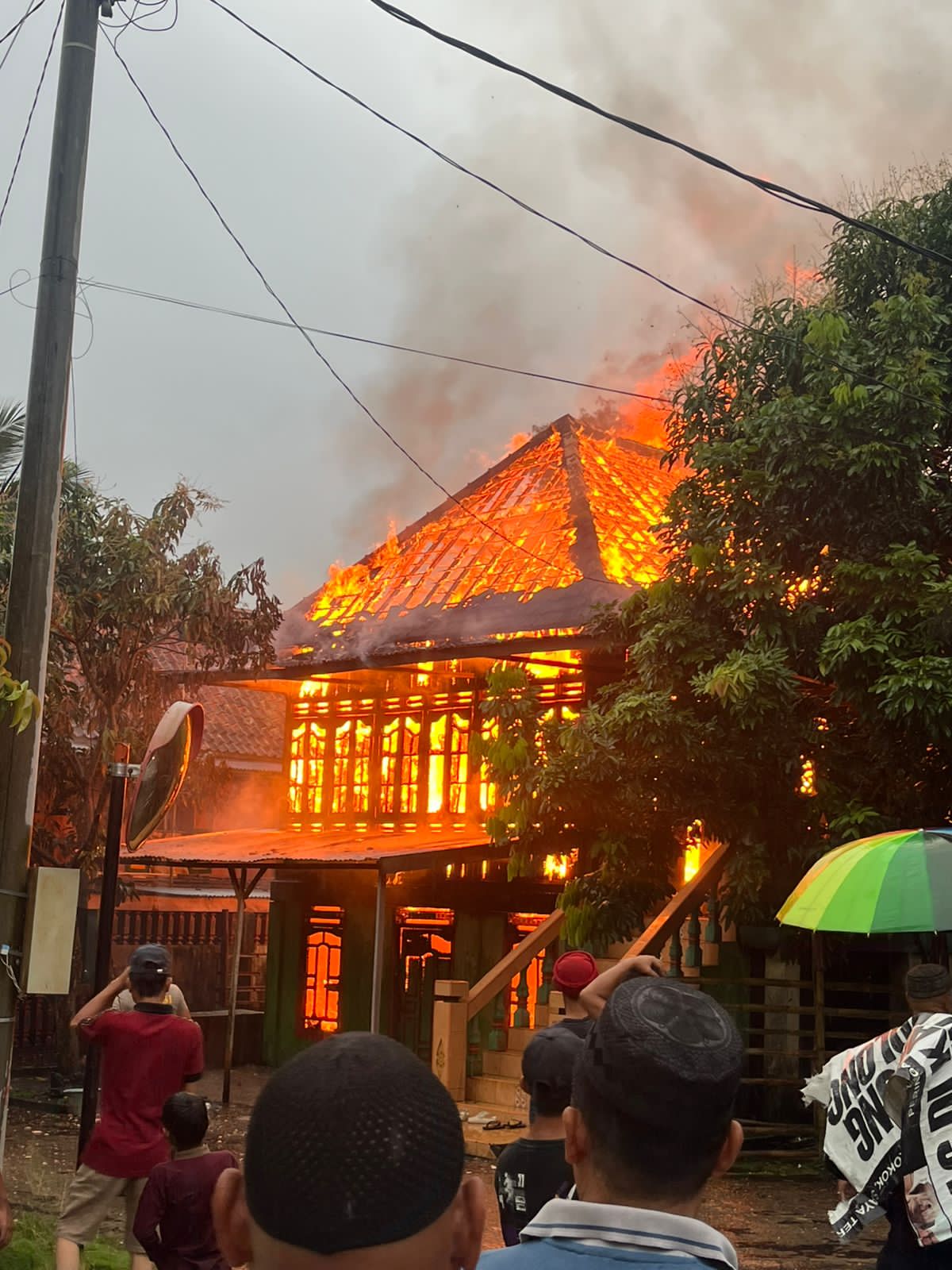 Rumah di Meranjat   Ogan Ilir Ludes Terbakar, Tim Gabungan Lakukan Pemadaman 