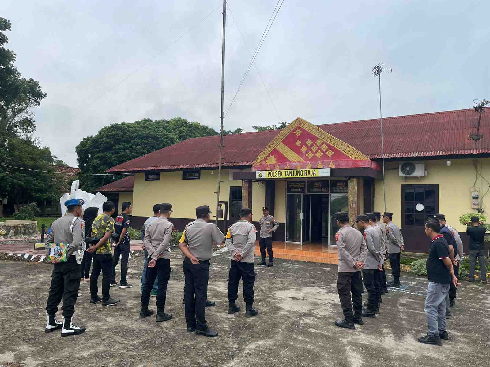 Kapolsek Tanjung Raja Siapkan Lahan  Tanam Jagung  Program Ketahanan Pangan