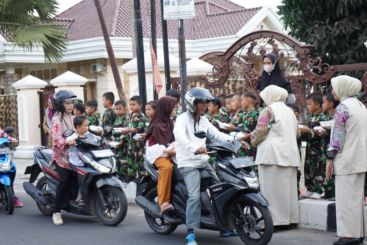 Jumat Berkah, Kodim 0402 OKI Bagikan Makanan Kepada Pengguna Jalan