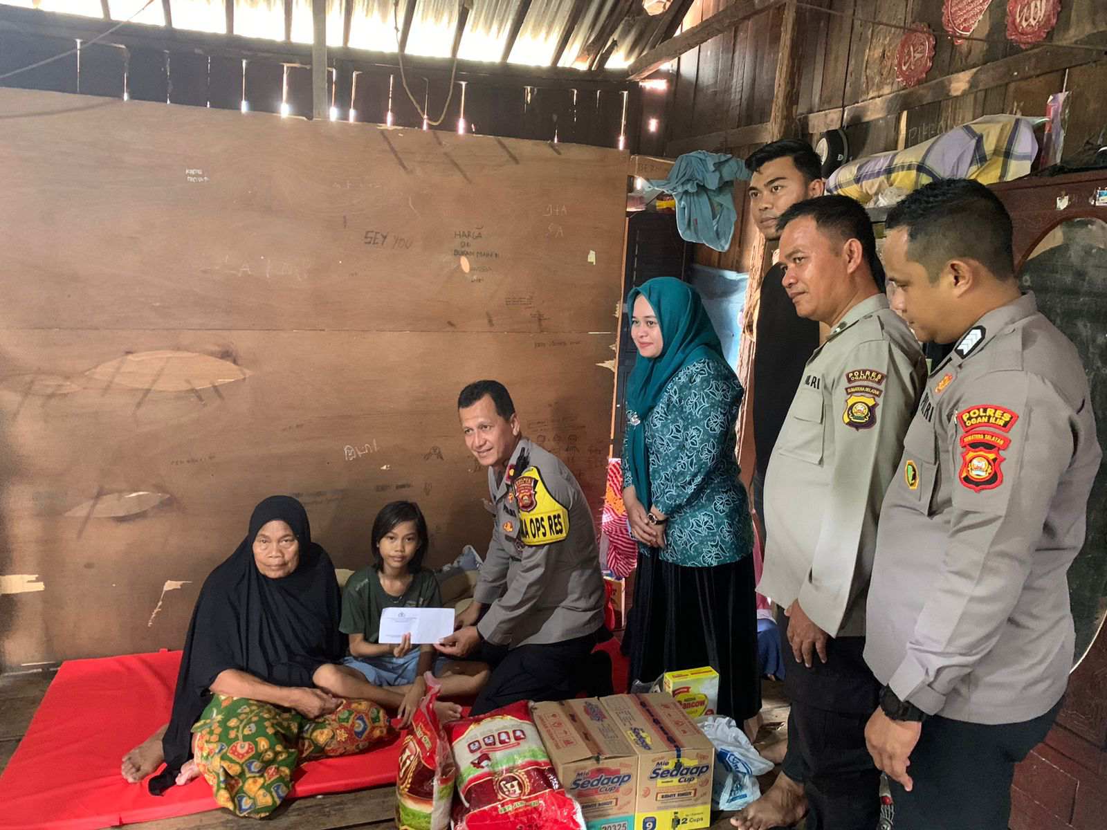 Polres Ogan Ilir Beri Bantuan Sembako Kepada Remaja Putri Alami Gizi Buruk