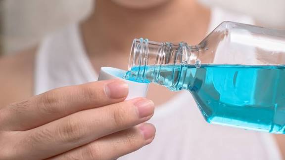 Simak! Inilah 6 Kebiasaan yang Salah Menggunakan Mouthwash