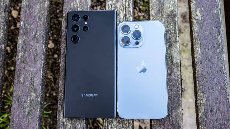 Perbandingan Spesifikasi Samsung Galaxy S22 Ultra dengan iPhone 13 Pro Max, Mana yang Terbaik?