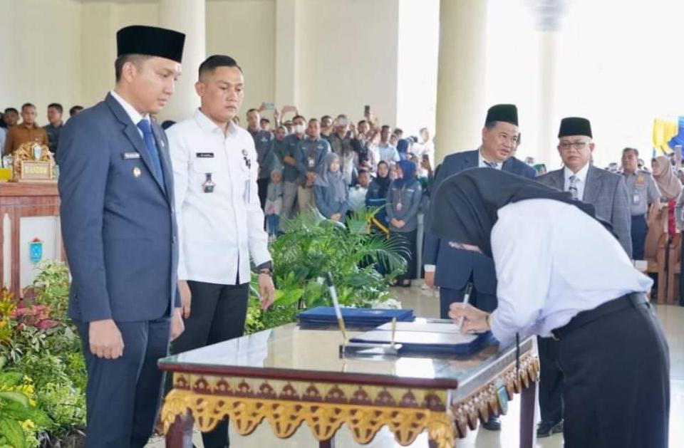 Bupati Ogan Ilir  Panca Wijaya Akbar  Lantik PPPK Formasi Tahun 2022