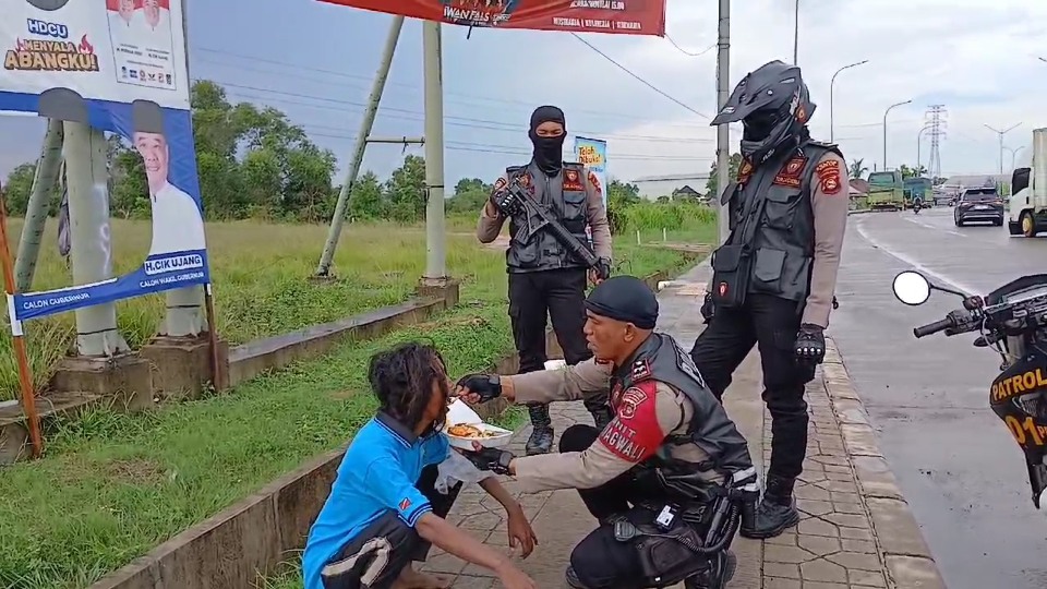 Polres Ogan Ilir Peduli, ODGJ Dipakaikan Baju dan Disuapin  Makan 