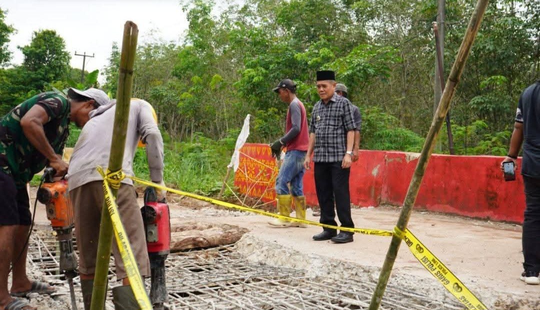 Wabup Ogan Ilir Tinjau  Langsung Jembatan Rusak di Kecamatan Payaraman