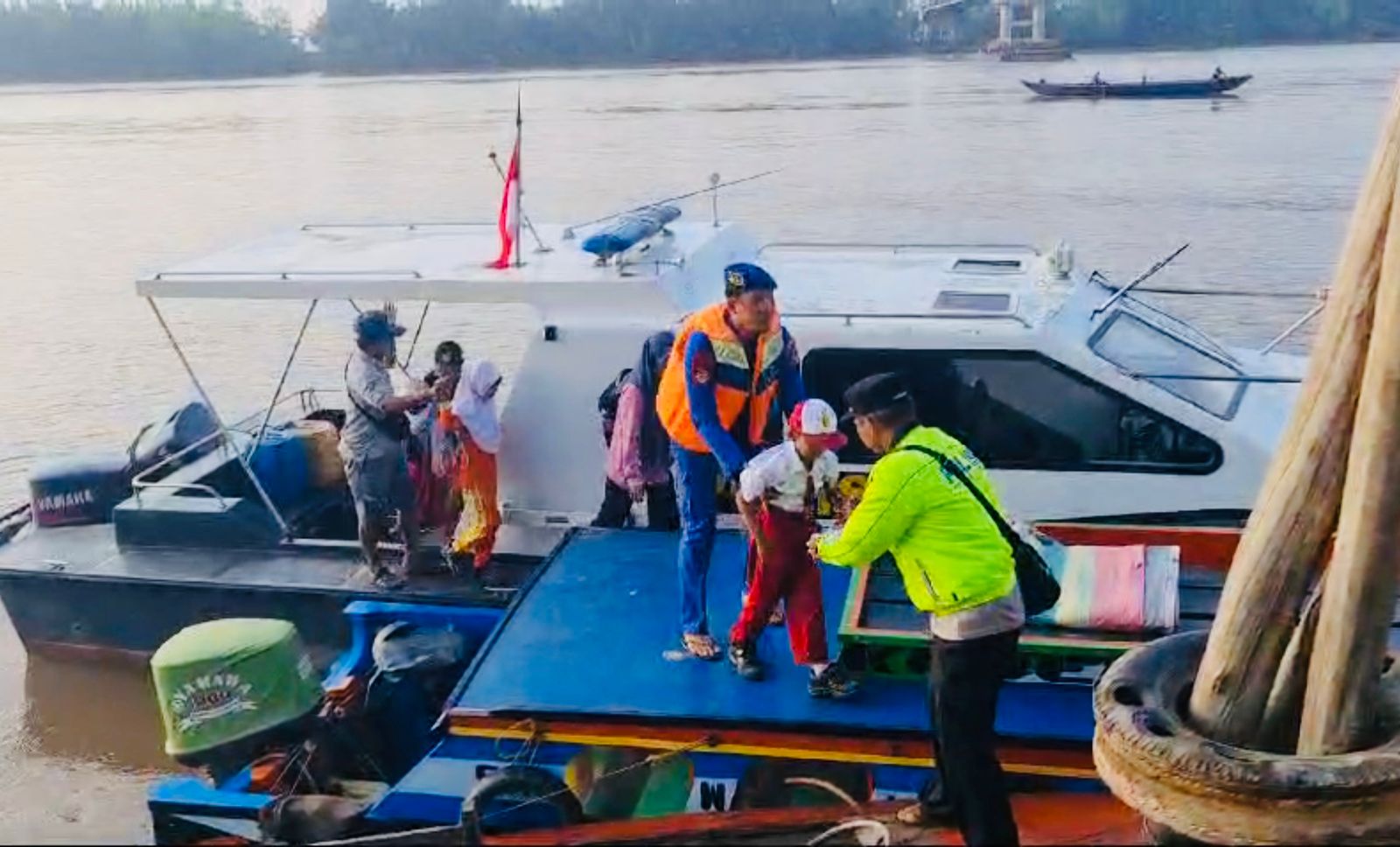 Jembatan Runtuh, Kapal Satpolairud Polres Muba Sigap Bantu Seberangkan Warga dan Pelajar 