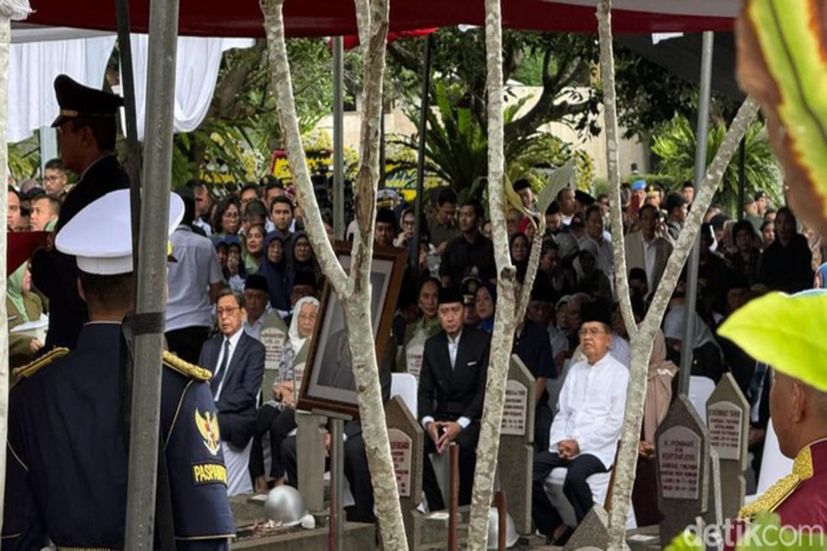Try Sutrisno Dimakamkan di TMP Kalibata, Dihadiri SBY-JK-Boediono