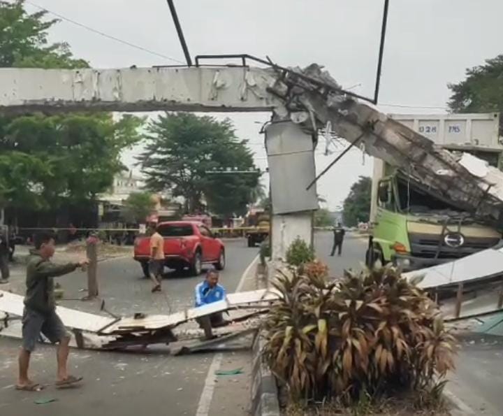 Gerbang Selamat Datang Prabumulih Dihajar Truk Kontainer, Miniatur Kota Jadi Korban