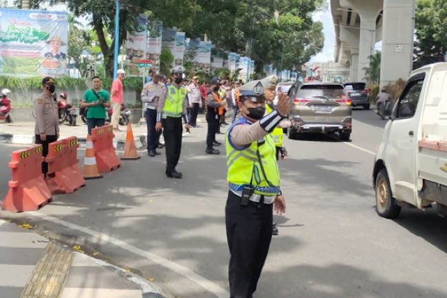 Aksi Massa di Kantor Gubernur Sumsel, Anggota Satlantas Atur Ruas Jalan di Kawasan Ini Agar Pengendara Lancar 