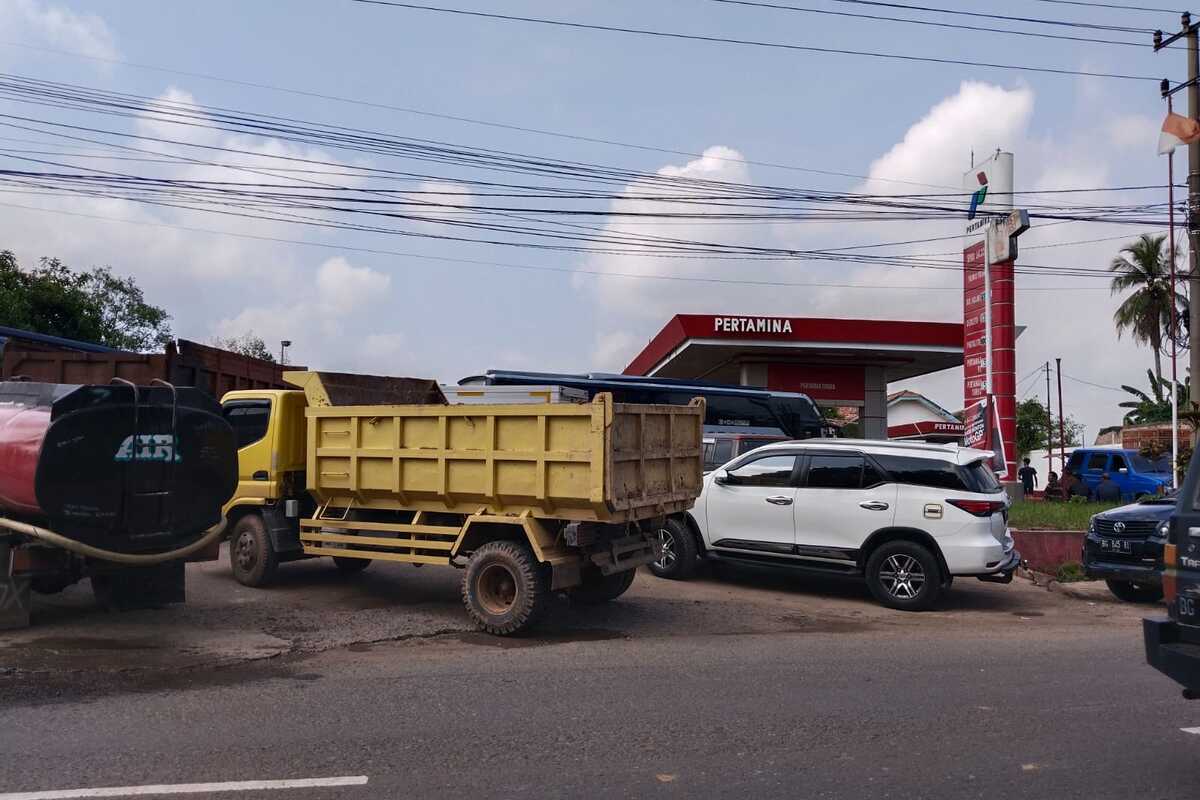 Truk Antre Sejak Pukul 06.00 di SPBU Palembang, Dapat Giliran Isi Bio Solar 3,5 Jam Kemudian