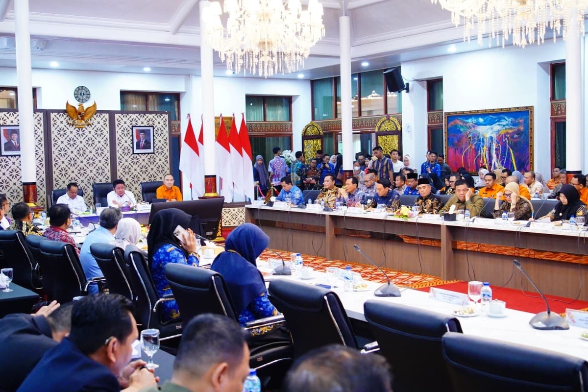 Bupati Muba Ikuti Rakor Pengentasan Kemiskinan di Griya Agung