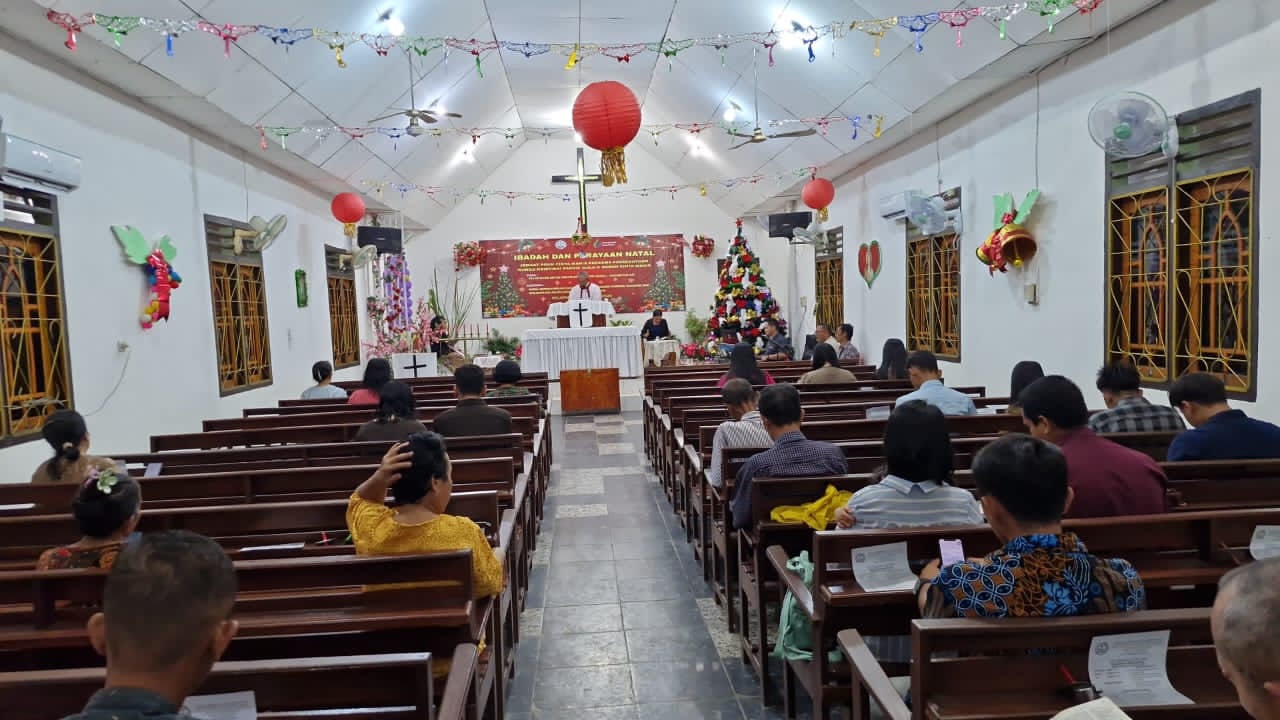 Personel Polsek Tanjung Batu Amankan Ibadah dan Perayaan Natal Jemaat POUK Cinta Manis