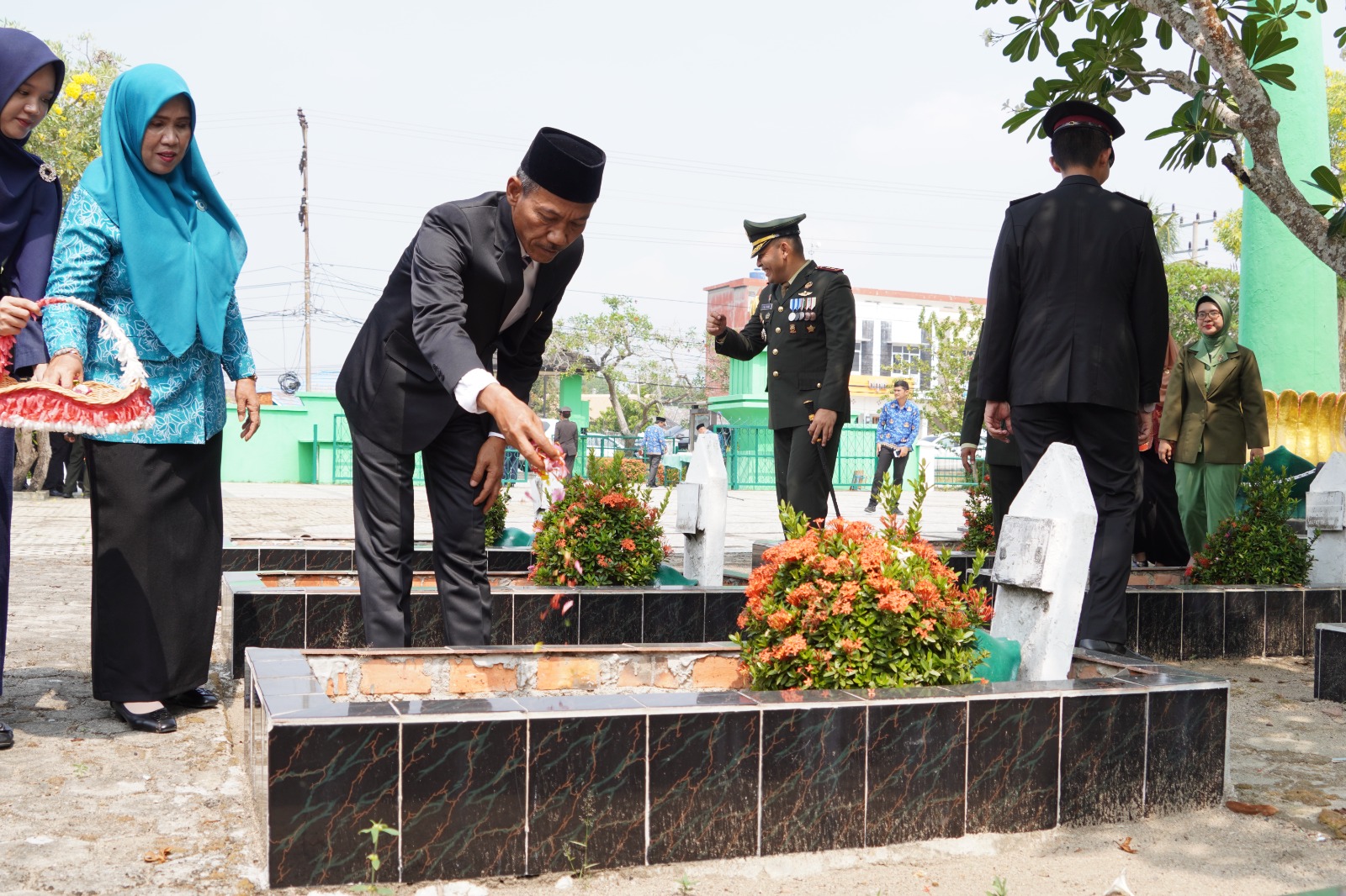 Forkopimda OKI Ziarah dan Tabur Bunga Peringati Hari Pahlawan