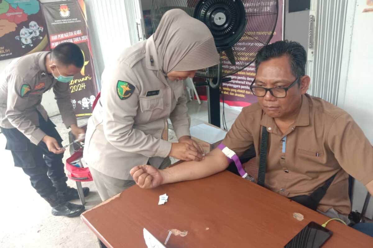 Dokkes Polres Muratara Periksa Kesehatan Personel-Penyelenggara Pemilu 