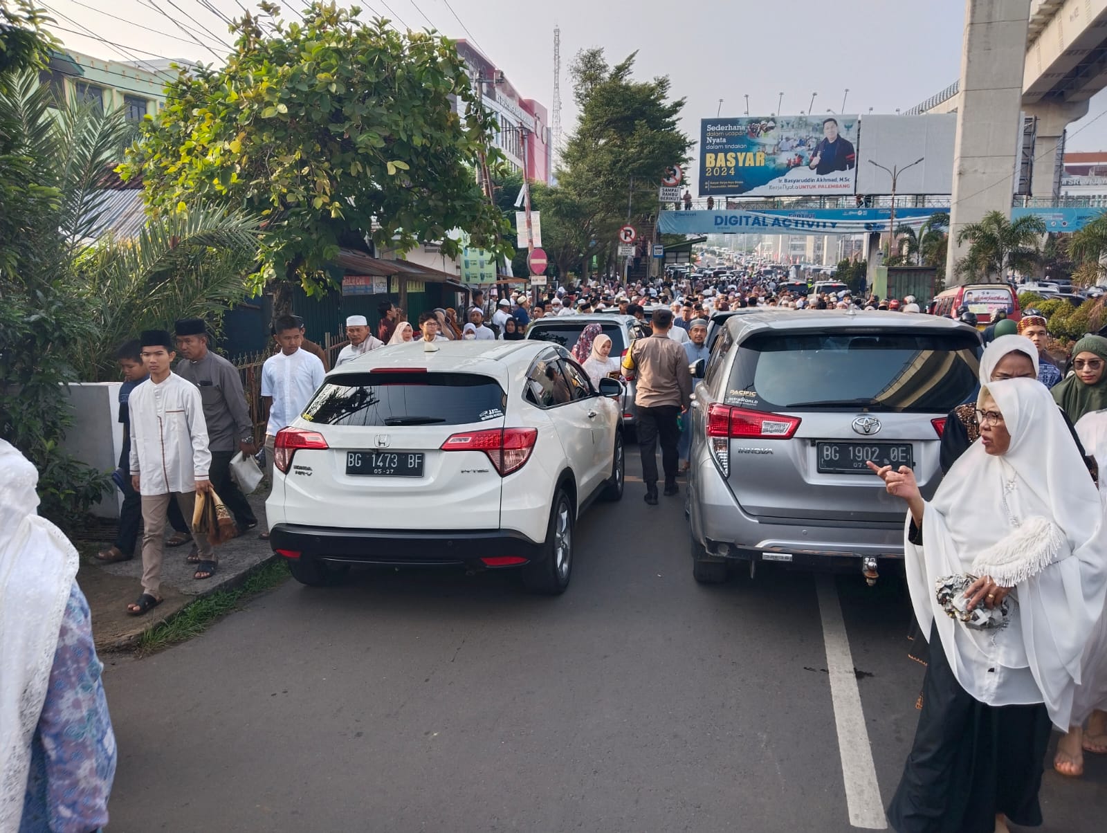 Warga Muhammadiyah Salat Ied, Jl Kolonel H  Barlian Macet Panjang