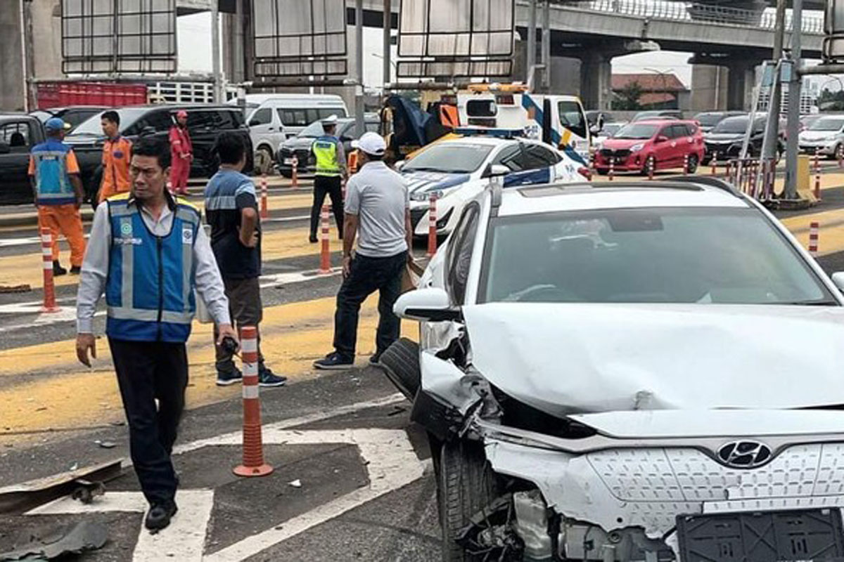 Kecelakaan Beruntun Terjadi di Gerbang Tol Halim, 4 Penumpang Dilarikan ke RS