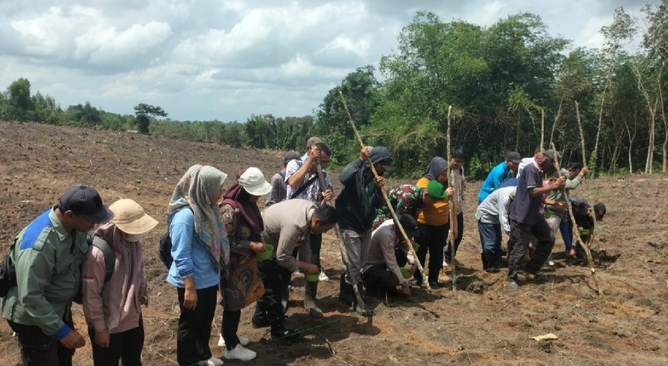 Polsek Tanjung Batu  Tanam Jagung di Desa Kasih Raja, Lahan 1 Ha