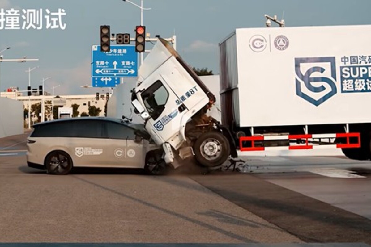 Perusahaan Otomotif di China Ujicoba Tabrakan Mobil Sedan Listrik dengan Truk, ini Penampakannya