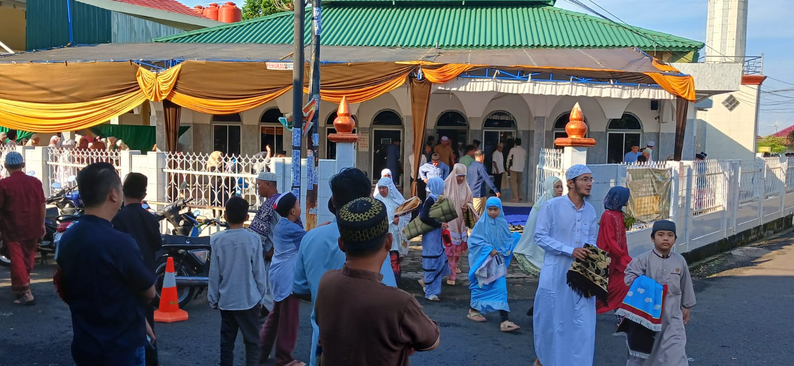 Warga Perumahan Rakyat Letnan Murod Laksanakan Salat Ied Idulfitriri