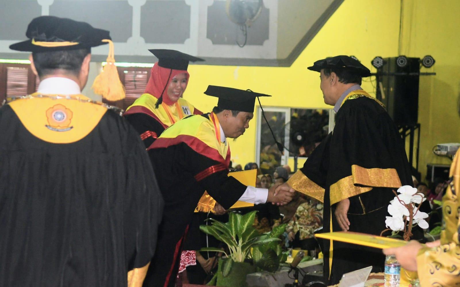 Dirut SEG-RBMG dan Istrinya Ikuti Wisuda Bersama 2042 Wisudawan di Unsri Indralaya