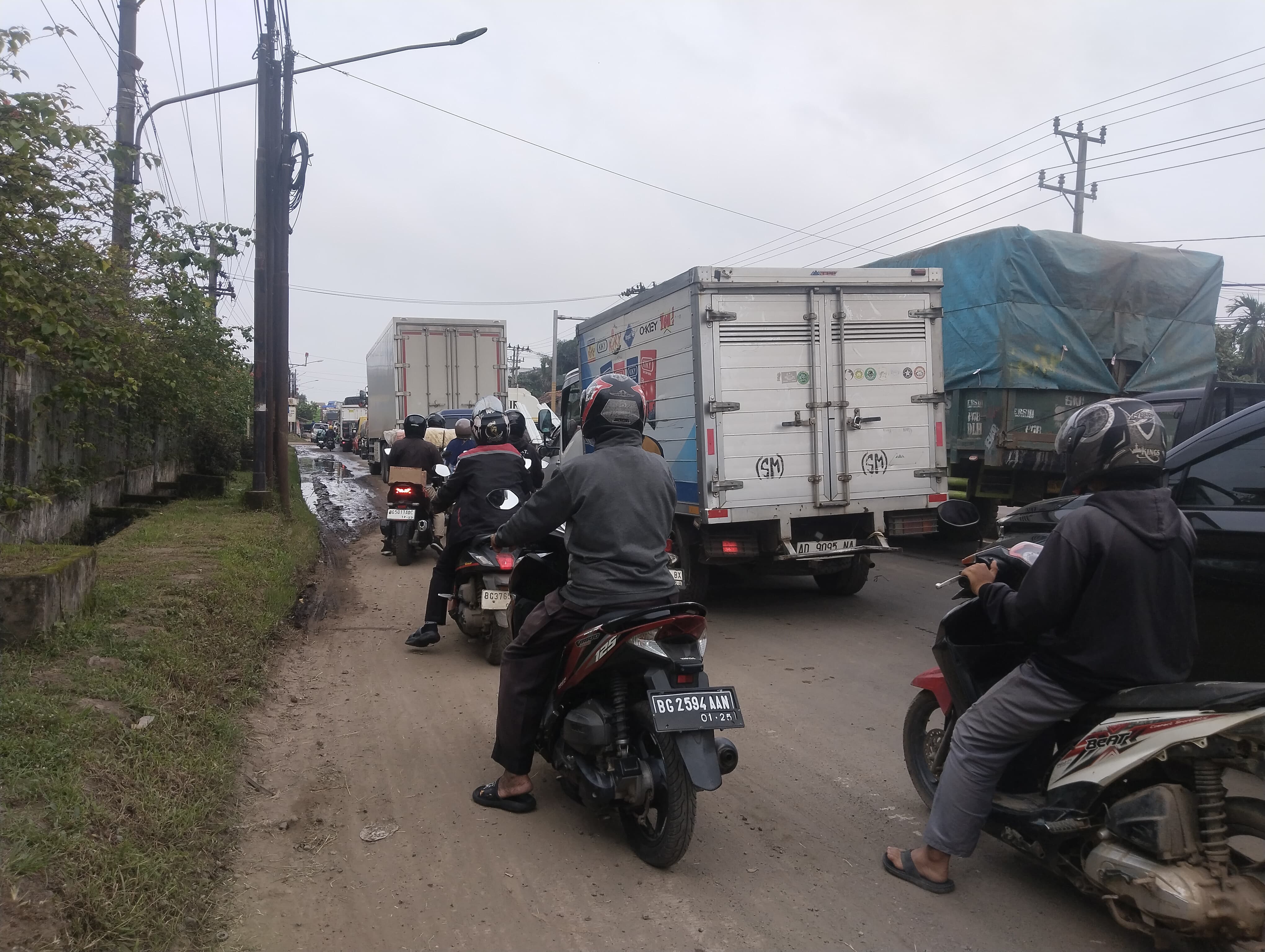 Truk Mogok, Jalintim Palembang-Betung Macet Panjang