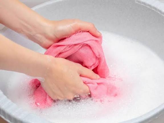 Tips Mudah Cuci Baju Agar Bebas dari Bulu Kucing, Hanya Gunakan Spons Dapur