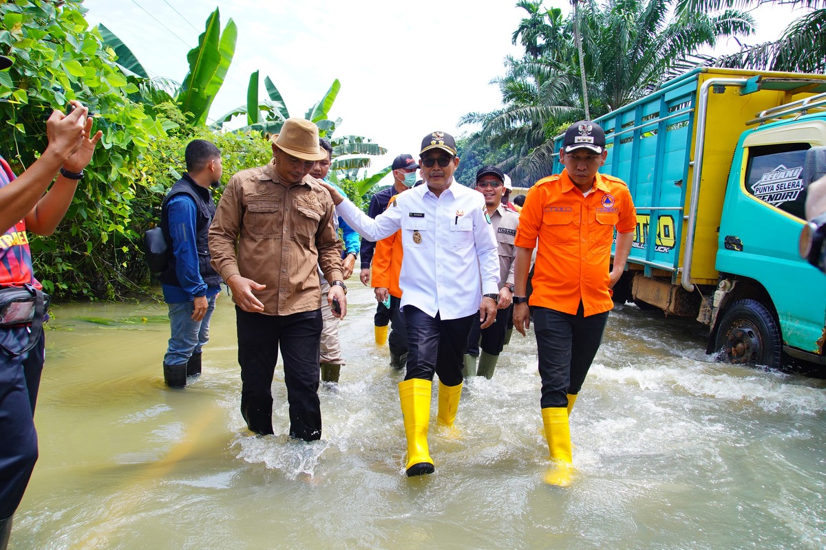 Jalintim Palembang-Jambi Masih Terendam, Wabup Muba Sambangi Warga Korban Banjir