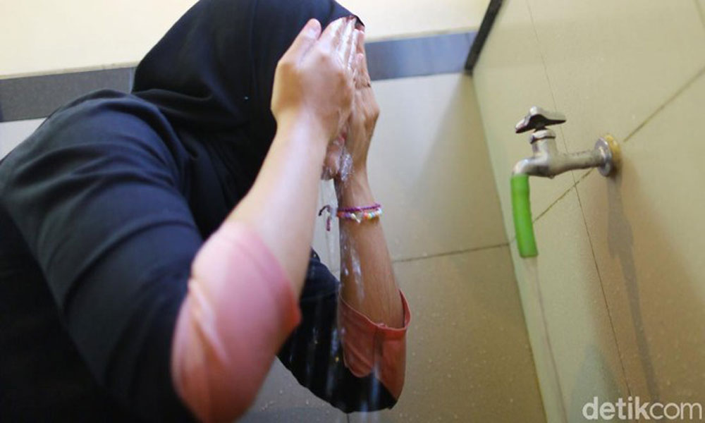 Bagaimana Hukumnya Berwudhu di Kamar Mandi yang Ada WC-nya?