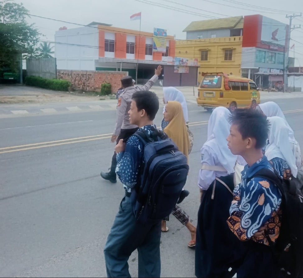 Polsek Indralaya Polres Ogan Ilir Pastikan Keselamatan Pelajar dan Pengguna Jalan di Pagi Hari