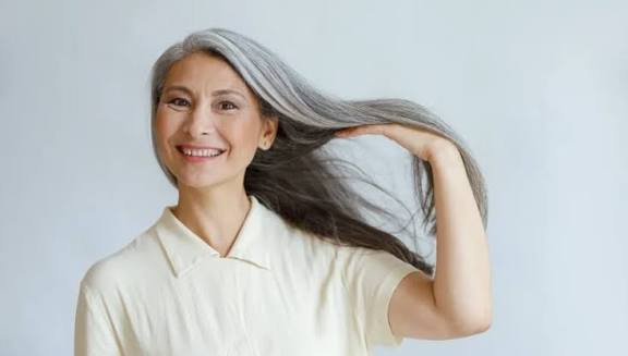 Tips Merawat Rambut Beruban agar Tetap Sehat Menawan