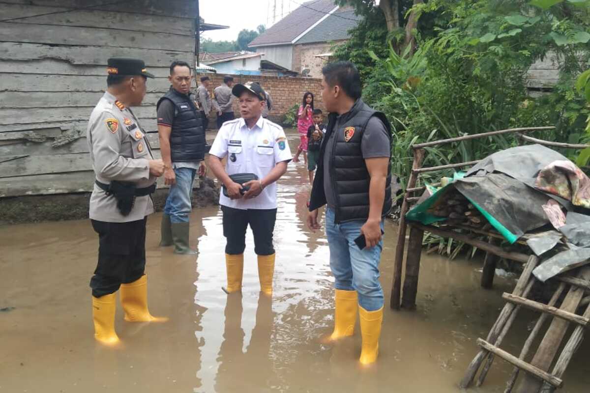 Ringankan Beban Warga Terdampak Banjir, Polres OKI Berikan Bantuan Sembako  