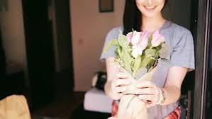 7 Arti Mimpi Dikasih Bunga oleh Seseorang, Pertanda Apa?