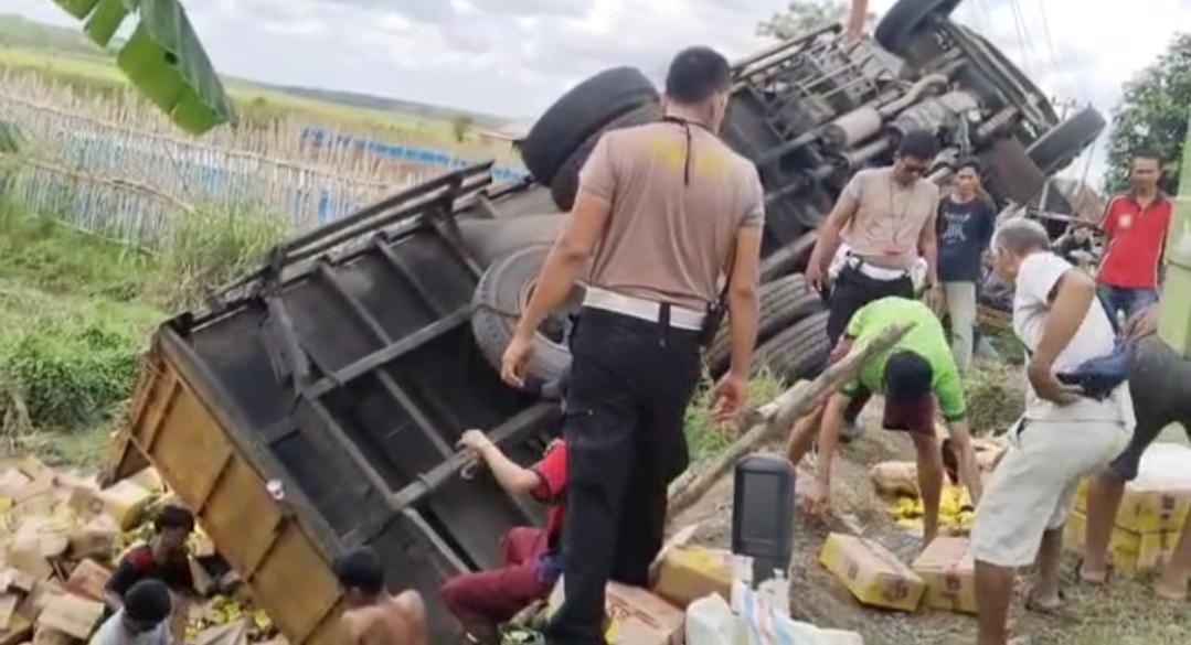 10 Ton Kecap dan Saos Tumpah Di Rawa-Rawa, Truk Fuso Terguling di Ogan Ilir