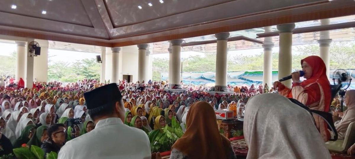 Mamah Dedeh Tausyiah Dihadapan  Ribuan Emak-Emak Jemaah Majelis Taklim Ogan Ilir