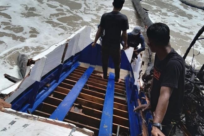 Speedboat Milik Kades di Banyuasin Pecah Dihantam Ombak, Tiga Orang Terdampar di Pinggir Sungai, Kondisinya? 
