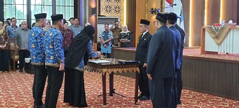 Kasat Pol PP Ogan Ilir Dijabat Wanita Muslimah Bercadar