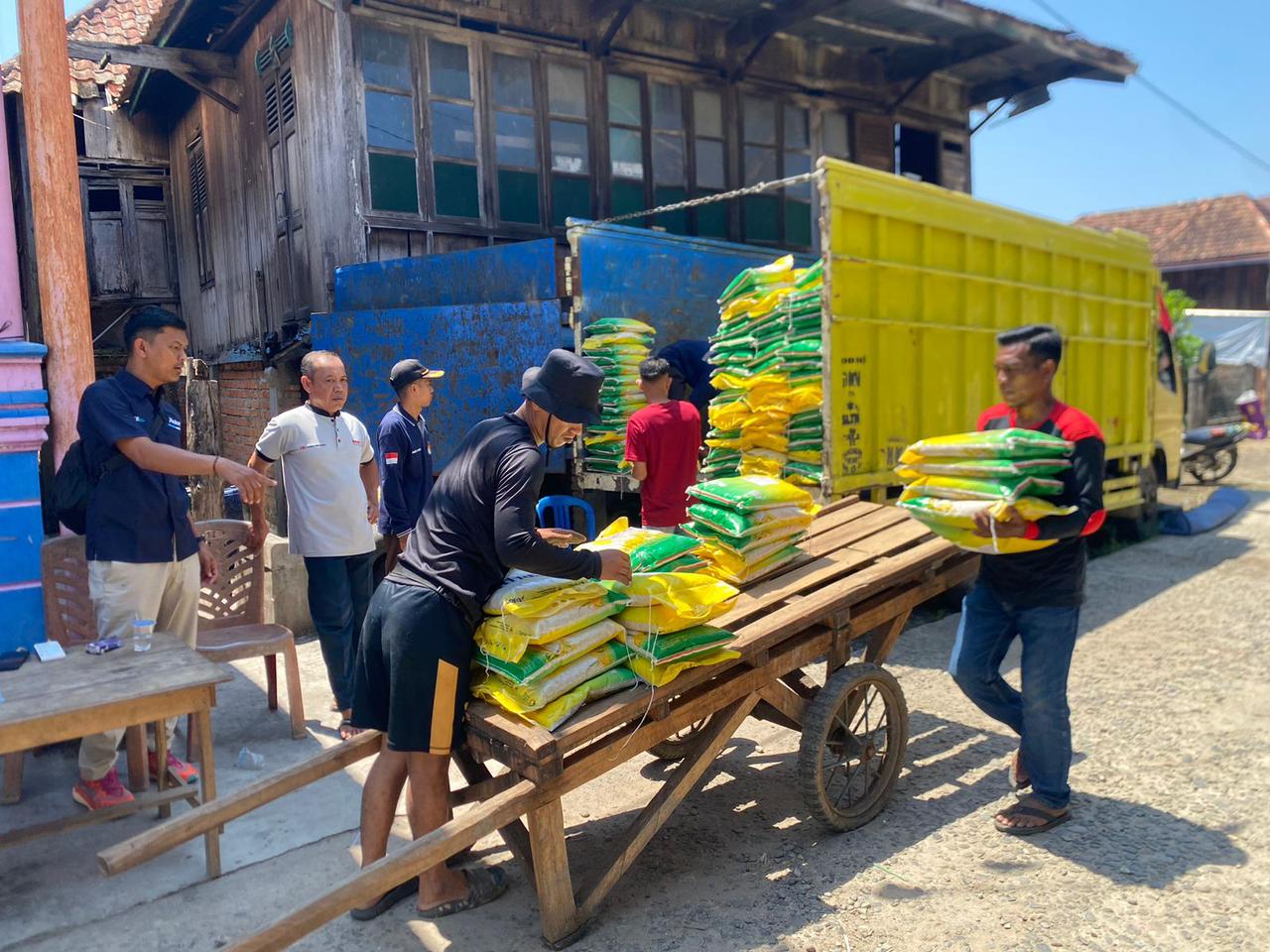 Salurkan 5 Ton Beras Murah Untuk Warga, Personel Polsek Tanjung Batu Amankan Kegiatan