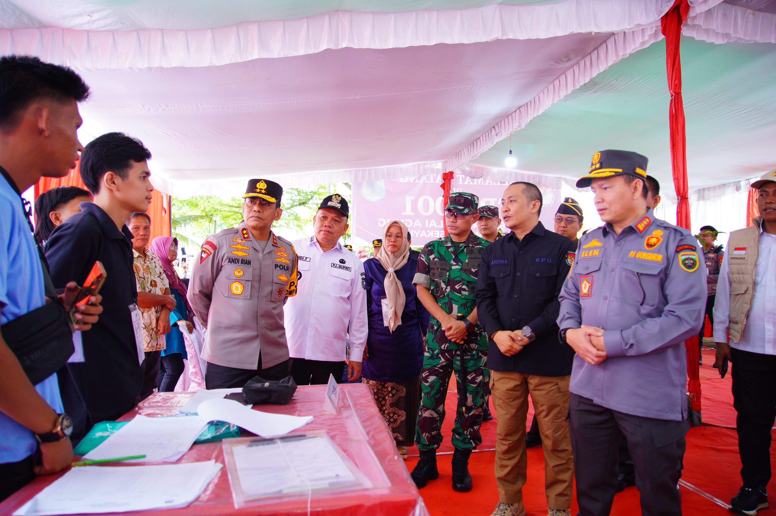 Gerimis tak Surutkan Semangat Pj Gubernur Tinjau Pencoblosan di TPS 01 Sekayu