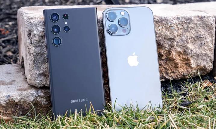 Perbandingan Spesifikasi Samsung Galaxy S22 Ultra dengan iPhone 13 Pro Max, Selisih Rp 500 Ribu Pilih Mana?