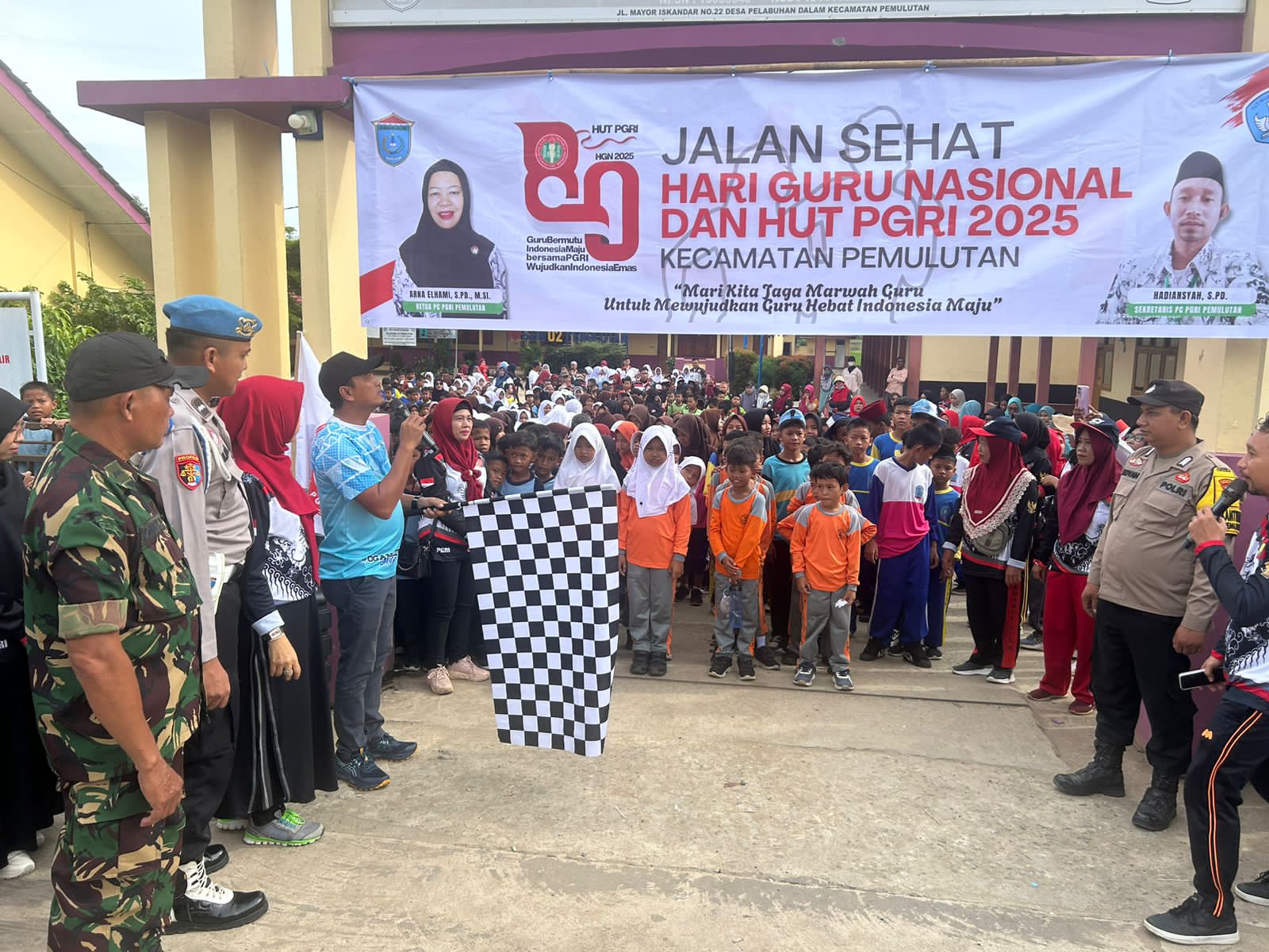 Guru dan Siswa Ikuti  Jalan Santai HUT PGRI, Personel Polsek  Pemulutan  Kawal Pengamanan